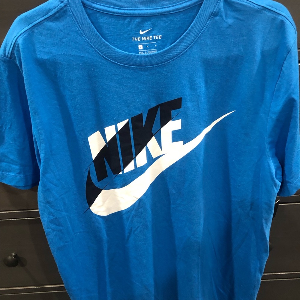 ✅ Brand NEW Men’s Nike T-shirt size Medium✅